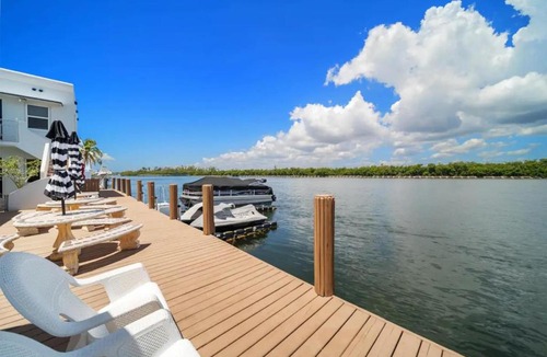 Hollywood Lakes Apartment | Komffy Intercoastal retreat King Bed, Free Parking