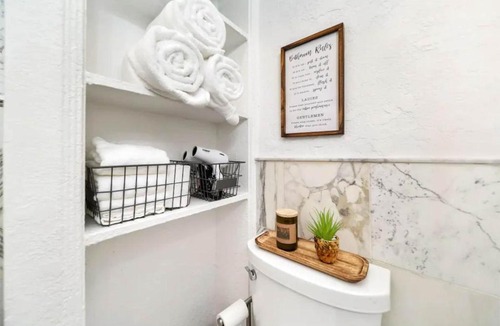 Hollywood Lakes Apartment | Komffy Intercoastal retreat King Bed, Free Parking