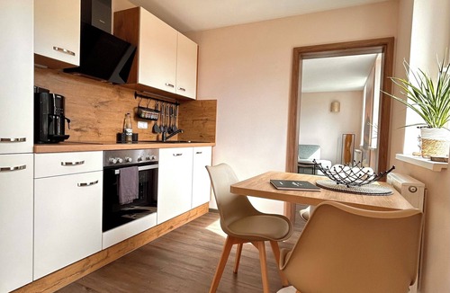 Apfelstadtaue Apartment | Kompakt und Voller Annehmlichkeiten für Paare & Geschäftsreisende mit Terrasse