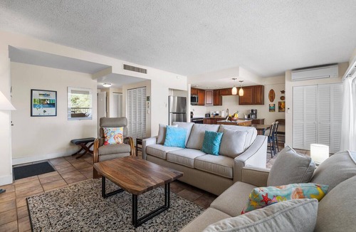 Historic Kailua Village Condo | Kona Plaza 201: Cozy Condo w/AC, Shared Pool & Ocean Views