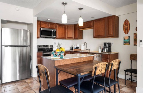 Historic Kailua Village Condo | Kona Plaza 201: Cozy Condo w/AC, Shared Pool & Ocean Views