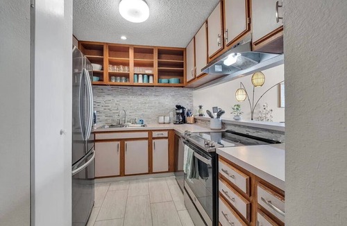 Historic Kailua Village Condo | Kona Retreat Ocean View, Pool & Walk to Beach