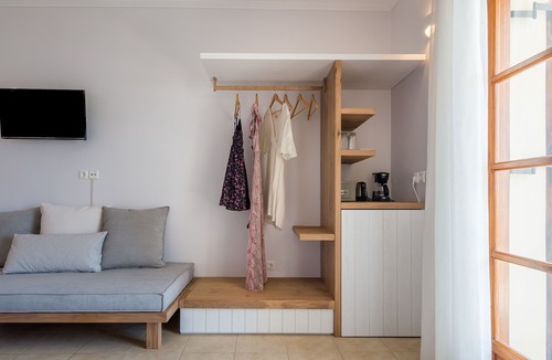Adamas House | Konstantinos