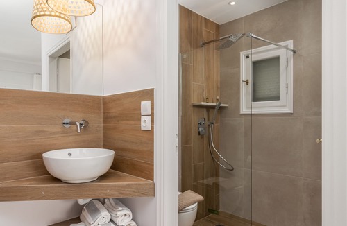 Adamas House | Konstantinos