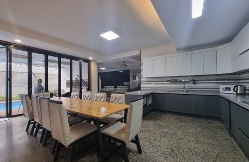 Clark Freeport Villa | KOREGON POOL VILLAS