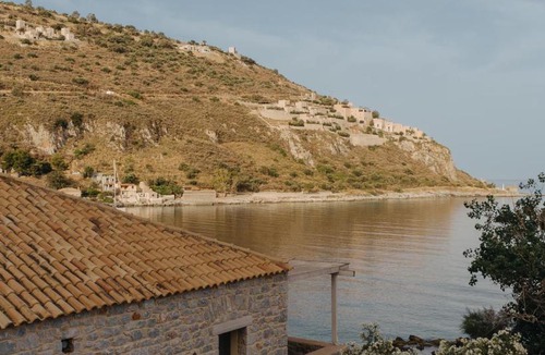 Limeni House | Kourmas Suites