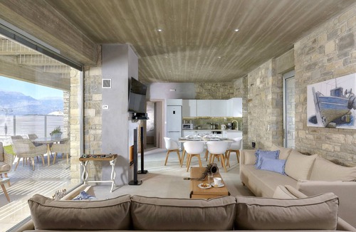 Kamilari Villa | Kouros n' Kori Villas | 4 bedrooms | 4 bathrooms | sleeps 12