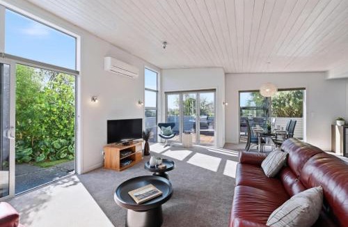 Rotorua Apartment | Kowhai Views - Stylish & Modern in Great Location