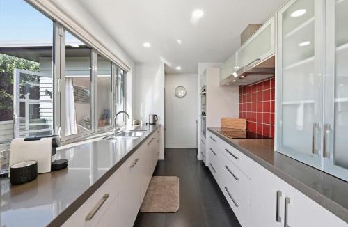 Rotorua Apartment | Kowhai Views - Stylish & Modern in Great Location