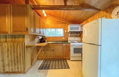 Hillman Cabin | Kozy Kabin in the woods near trails & lakes!