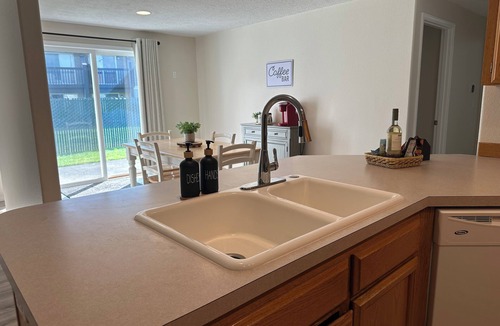 Keizer House | Kozy Keizer Getaway with Fireplace