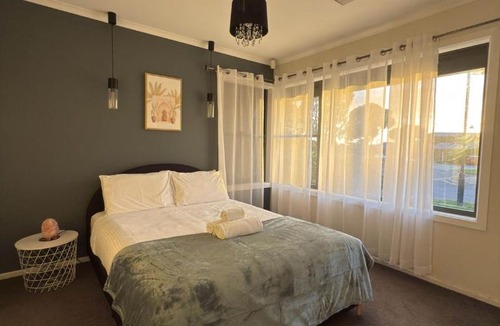 Paralowie House | KozyGuru | 3BR Retreat to ADL & Barossa in 40m