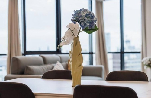 Haymarket Apartment | KozyGuru | China Town | Stylish City-View Retreat