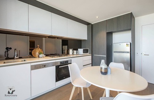 Docklands Apartment | KOZYGURU | Docklands | Luxury Water View Apt | 1 BED | VDO915