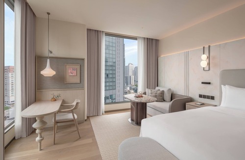 Bangkok Central Business District Hotel | KROMO Bangkok, Curio Collection by Hilton
