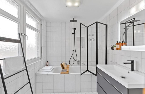 Innenstadt Apartment | Krone - ES Bhf - 2Zi & 90m2 & 6xPrs - Balkon - 65"TV