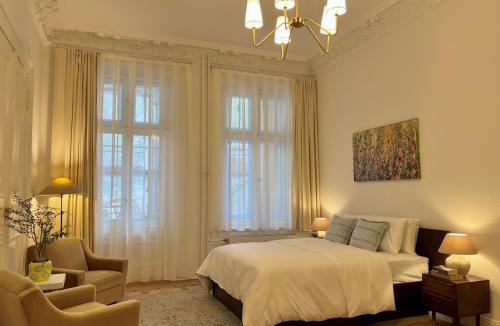 West Berlin Centre Apartment | KuDAMM Charming Old Home,4-9 ppl,Family Friendly,Wifi,Savignyplatz