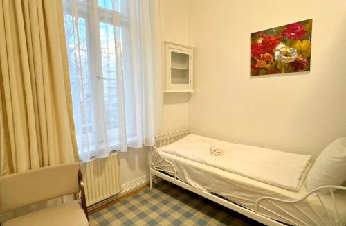 West Berlin Centre Apartment | KuDAMM Charming Old Home,4-9 ppl,Family Friendly,Wifi,Savignyplatz