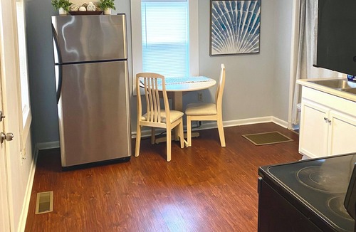 Ozark House | Kudzu Cottage: Downtown Ozark. Cozy 2BR Walk to Restaurants, Shops & Nightlife