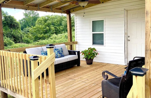 Ozark House | Kudzu Cottage: Downtown Ozark. Cozy 2BR Walk to Restaurants, Shops & Nightlife