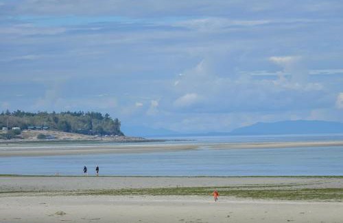 Comox House | Kye Bay Winter Beach House by EMR Vacation Rentals