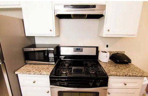 Azusa House | L.A. County CanyonCity AzusaHome for up to 6 people.