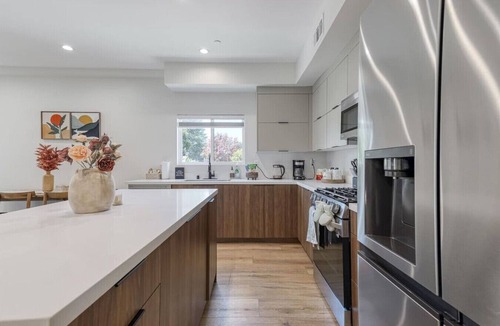 Sherman Oaks Apartment | L.A Haven Spacious Townhome