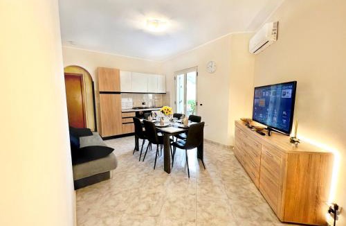 Nocera Scalo Apartment | L' Antico Scoglio Appartamenti comfort Nocera Terinese Scalo - Fino a 11 Ospiti - Piscina - Navetta Aeroporto-Stazione & Multi-Destinazioni - Spiaggia a 300mt - Giardino e Zona pranzo all'aperto - WiFi & SmartTV - Aria Condizionata