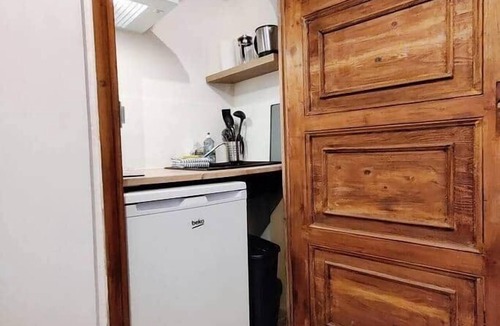 Quartier du Port Apartment | L'Authentique - studio, heart of the Port area, AC