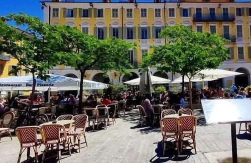 Quartier du Port Apartment | L'Authentique - studio, heart of the Port area, AC
