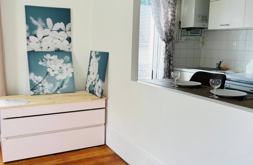 Port-Aviation Apartment | L'Eden 2 steps from Paris (RER C and D) and Orly, in a quiet, ground-floor neighborhood.