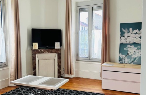 Port-Aviation Apartment | L'Eden 2 steps from Paris (RER C and D) and Orly, in a quiet, ground-floor neighborhood.