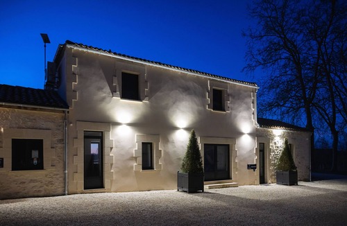 Verac Villa | L'Eperonnette among the vineyard with outdoor pool near St. Emilion and Bordeaux