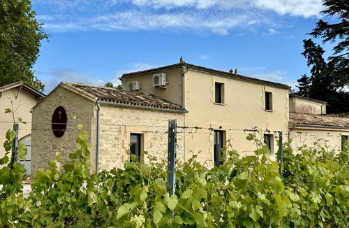 Verac Villa | L'Eperonnette among the vineyard with outdoor pool near St. Emilion and Bordeaux