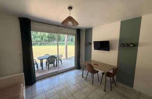 Chaveignes Apartment | L'ESCAPADE Gite Cosy avec piscine et terrasse vue nature
