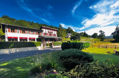 Saint-Jacques-des-Blats Hotel | L'Escoundillou