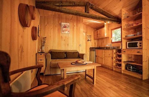 Saint-Amand-de-Coly Cabin | L'Esteleta Cabin (sleeps 6)