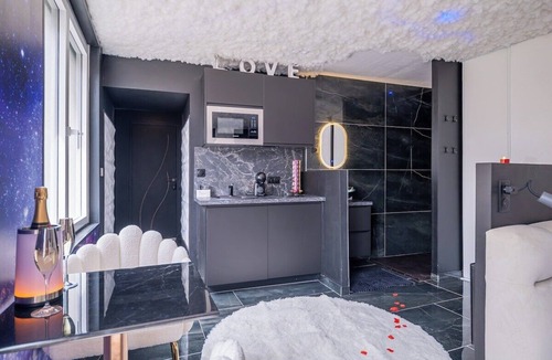 La Fleche Apartment | L'Etage des nuages - Jacuzzi & precious moments