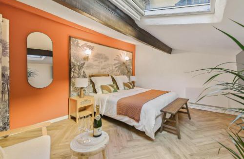 Bargemon House | L'Evasion Tropicale - idéal couple - plein centre - sauna - baignoire balnéo LED 2 places - TV 4K Ambilight 130cm - parking gratuit à 2 pas du logement - wifi - maison médiévale sur 2 étages - entièrement rénovée 37m2