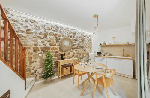 Bargemon House | L'Evasion Tropicale - idéal couple - plein centre - sauna - baignoire balnéo LED 2 places - TV 4K Ambilight 130cm - parking gratuit à 2 pas du logement - wifi - maison médiévale sur 2 étages - entièrement rénovée 37m2
