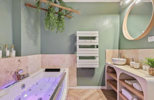 Bargemon House | L'Evasion Tropicale - idéal couple - plein centre - sauna - baignoire balnéo LED 2 places - TV 4K Ambilight 130cm - parking gratuit à 2 pas du logement - wifi - maison médiévale sur 2 étages - entièrement rénovée 37m2