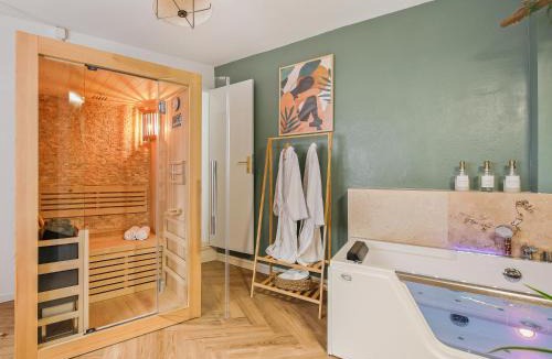Bargemon House | L'Evasion Tropicale - idéal couple - plein centre - sauna - baignoire balnéo LED 2 places - TV 4K Ambilight 130cm - parking gratuit à 2 pas du logement - wifi - maison médiévale sur 2 étages - entièrement rénovée 37m2