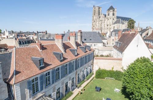 Bourges Bed & Breakfast | L'Hotel de Panette, Un exceptionnel château en coeur de ville - parking privé cour