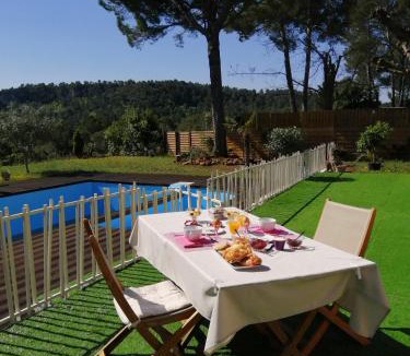 Sillans-la Cascade Bed & Breakfast | L' Orée du Val