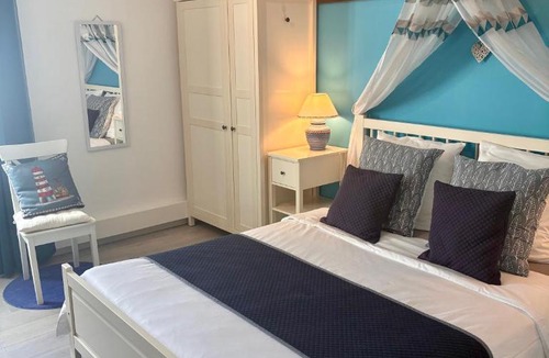 Faugeres Bed & Breakfast | L'Oustaloise - Chambres et table d'hôtes prés de Béziers- Alex est cuisinier de métier- Piscine avec transats et parasols terrasse parking privé et garage à vélos motos- Labellisée Accueil vélo et Vignoble et découverte