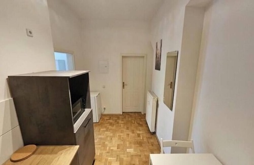 Zentrum-Sued Apartment | L-Zentrum: Great balcony studio south of downtown