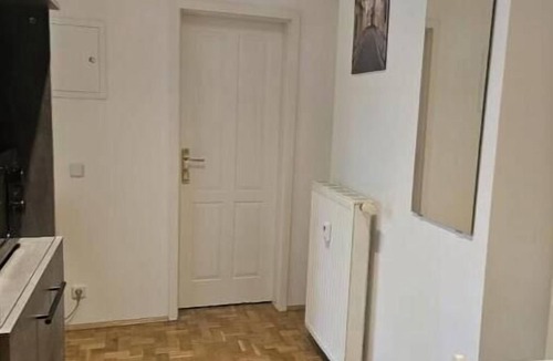 Zentrum-Sued Apartment | L-Zentrum: Great balcony studio south of downtown