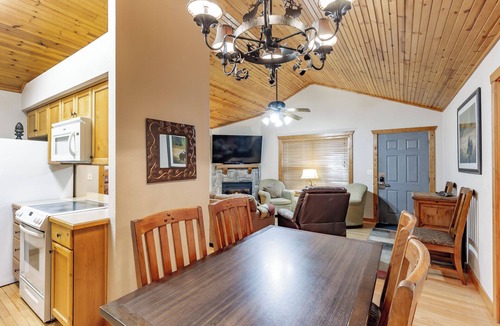Reeds Spring Cabin | L072, 2Br, 2Ba, Sleep 8+, 2King,1 Bunk,1Qn Slpr,1 Crib