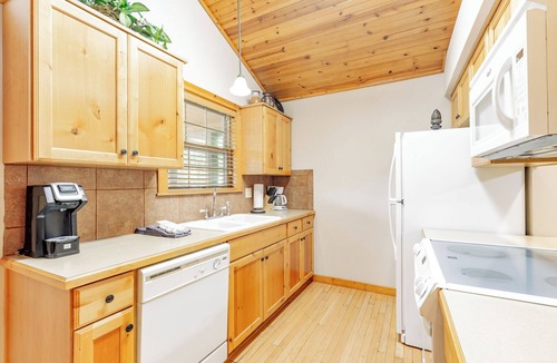 Reeds Spring Cabin | L072, 2Br, 2Ba, Sleep 8+, 2King,1 Bunk,1Qn Slpr,1 Crib