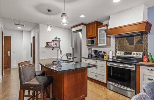 Canmore Resort | L109 Next Destination: Canmore- A/C, Hot tub, Pool, Free parking, 2BR, Sleeps 6